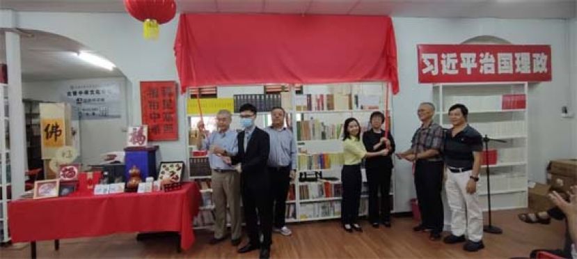 主宾代表砂总理署政治秘书许德婉（右4）与众嘉宾联合为&rdquo;丝路书香&middot;福建阅福驿站&rdquo;主持揭幕仪式。左起为拿督斯里蔡展文、詹浩宇领事、古晋中华文化艺术促进协会副会长许庆喜；右起为古晋中华文化艺术促进协会副会长刘纯强、会长陈华敏及中国驻古晋副总领事宋长虹。