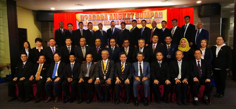 诗巫市议会主席丁永豪（前排右6）带领市议员于嘉宾合影。前排右5及2为拿督沈桂贤部长及前任主席拿督张泰卿。