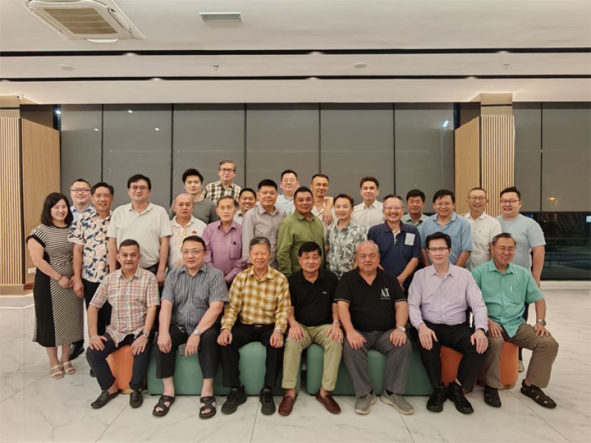 前排坐者：福利组主任朱昌亮（左1）、秘书长拿督蔡文铎（左2）、会长拿督陈日枝（左3）、副会长陈晋宗（左4）及副会长范庆和（右3）、财政何修华（右2）、马中经贸组主任（右1）。