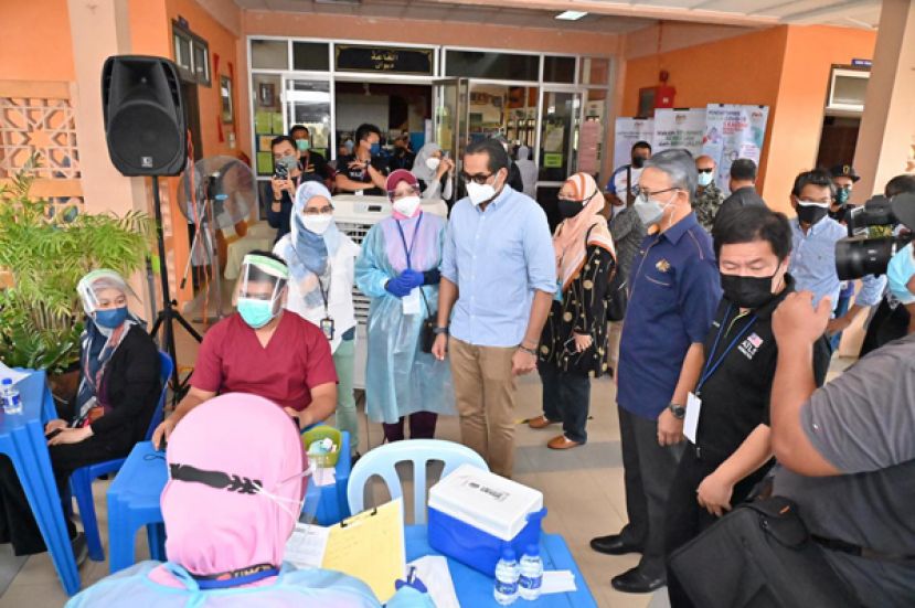 卫生部长凯里（中）。