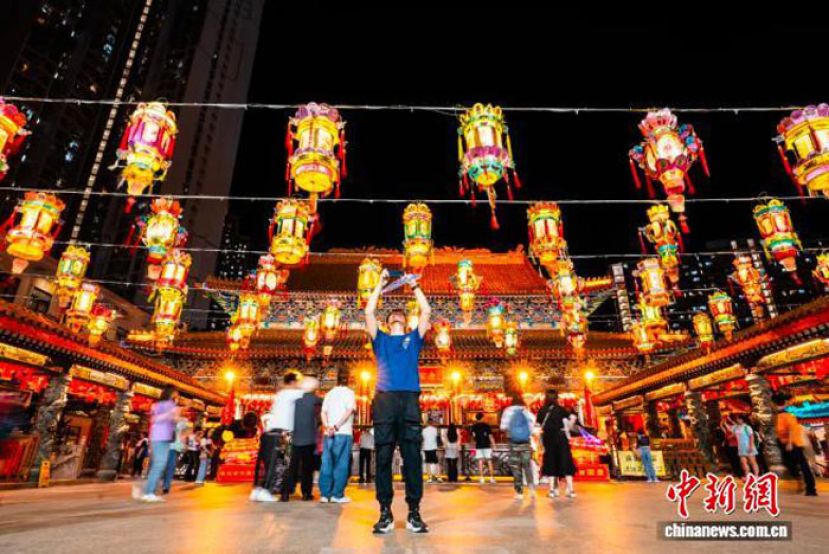 2025年9月27日，&ldquo;香江花月迎国庆&rdquo;中秋彩灯会在香港黄大仙祠开幕，多组巨型花灯装置吸引市民游客前来欣赏拍照，&ldquo;游园猜灯谜&rdquo;等活动令市民游客乐在其中。