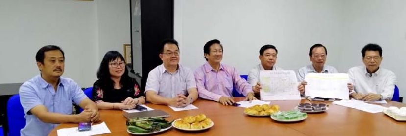古晋中华小学校董会校董们在新闻发布会后合影，(右起)为义卖筹委会票务主任沈楚鹏、筹委会副主席黄云华、筹委会主席蓝里安、古晋中华小学校董会主席王长福、秘书长田松茂、六小校长邓群娇及筹委会筹款主任吴孟敦。