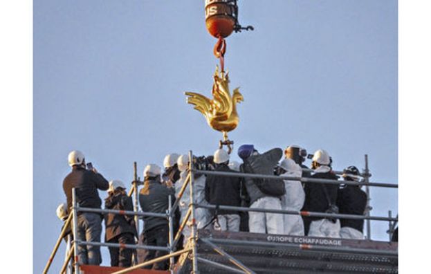 圣母院尖顶装上金鸡雕像，预计明年底重新开幕。