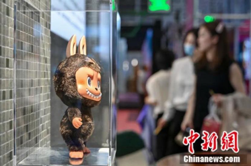 第二十一届深圳文博会香港馆展出LABUBU。