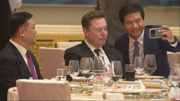 马斯克前往中国陪同参加习特会，雷军还上前与他自拍。
