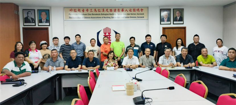 第39届全国华人文化节晋汉连省站工委会合影，前排左起为全国灯龙制作组长鲁晋淞、交通组组长陈小文、全国提灯游行队伍组长甲必丹杨国宗、晋汉连省站工委会主席陈德明、砂工委会主席兼晋汉连省站工委会主席張慧娇、砂总秘书长林亞德、美食节组长高伟宁、书法比赛组长张光福、联系组长周文盛、总協调何晋兴及膳食组组员丘國宾。