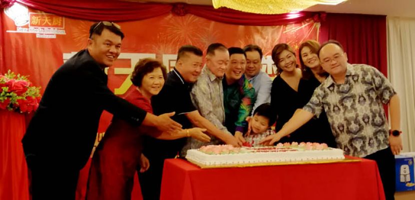 新天厨酒楼众领导进行切蛋糕仪式时摄，左起;为新天厨顾问主厨林金顺、拿督斯里刘为强夫人拿汀斯里黄赛芳、新天厨董事张公国、世界福州十邑同乡总会执行会长兼新天厨酒楼董事拿督斯里刘为强太平局绅、董事拿督斯里李祈龙、董事经理张祯文、董事经理夫人沈晓清、董事甲必丹拿督刘思乐的夫人拿汀陈姵伶、董事甲必丹拿督刘思乐及董事甲必丹拿督刘思乐的千金刘芷妏（小朋友）。