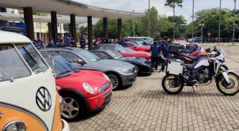 @ 被扣查车辆与重型摩托车被发现未申请汽车入口准证（AP）。