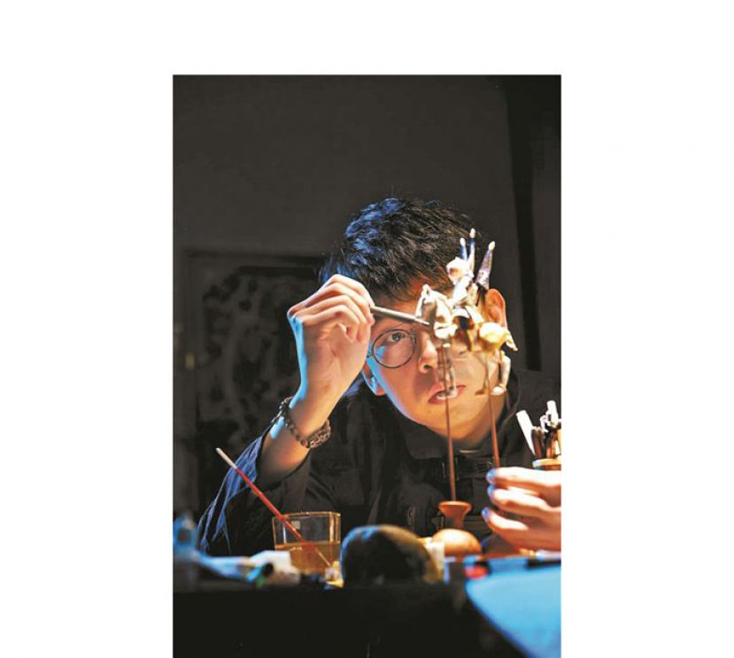 郎佳子彧是90后，&ldquo;面人郎&rdquo;非遗传人，也是北大硕士，曾被奥委会主席点赞。