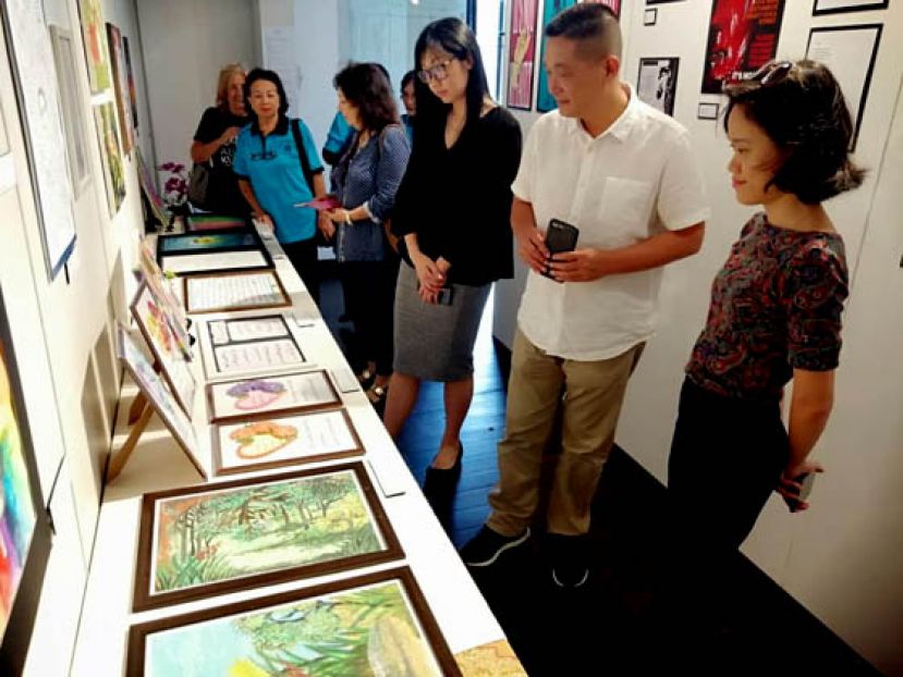 施志豪（右二）参观《不是我的错--拒绝性暴力压迫》教育展览。