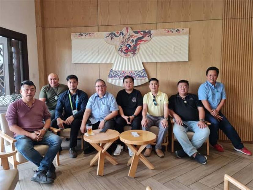 友谊跑筹备会联合主席拿督黄国辉（左四）与主席许瑞益（右三）及工委会主席余养辉（左三）与赞助单位霸王茶姬负责人张誠智（右四），右二为工委会副主席沈易辉。