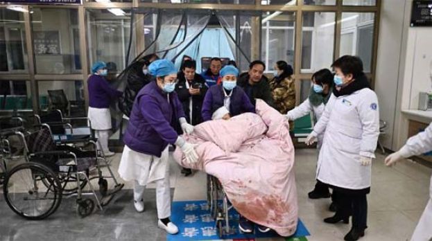 【甘肃地震】医护人员紧急救治伤者。