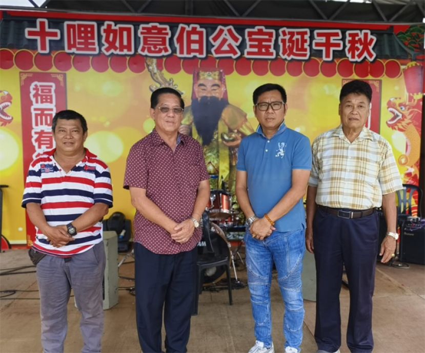 10哩哥打巴达旺如意伯公宝诞千秋庆典筹委会经过12天活动将于5月18日举行回游活动，欢迎民众善信踊跃参与。左起为该庆典筹委会庆典巡游活动龙狮花车队主任李丁财、10哩哥打巴达旺福德庙主席天猛公拿督陈如飞、庆典炉主拿督蔡传伟及庆典筹委龚发信在10哩临时庙场召开新闻发布会。