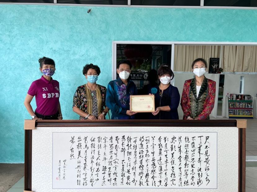 甫卸任的中国驻古晋领事程广中（中）代表北京舞蹈学院移交&ldquo;中马国际舞蹈 考级合作卓越贡献奖&rdquo;之荣誉证书给田美丽舞蹈学院院长田美丽。该院 艺术总监田 小芳（左）也获北京市哲学社会科学研究基地之民族舞蹈文化研究基地特聘为专 家。左二是程广中的夫人高翠莲，右为领事邵笑。