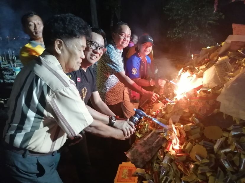 右一起为龚发信、拿督蔡传伟、拿督龚财兴及罗淑芳齐齐为亡灵送銀奉金。