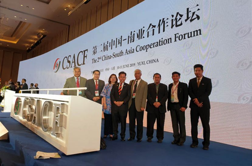 砂地方政府与房屋部长拿督沈桂贤（左四）率领团员出席中国玉溪第二届中国南亚合作论坛官网正式上线礼。