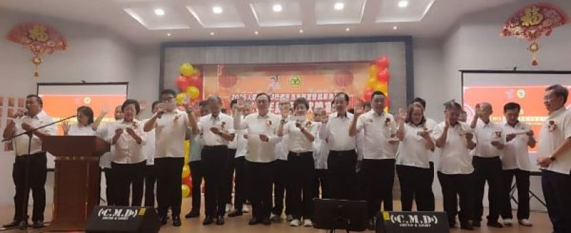 在党主席拿督阿玛沈桂贤(右一)的见证下，在2025年人联党N13峇都吉当支部宣誓就职典礼进行时影。