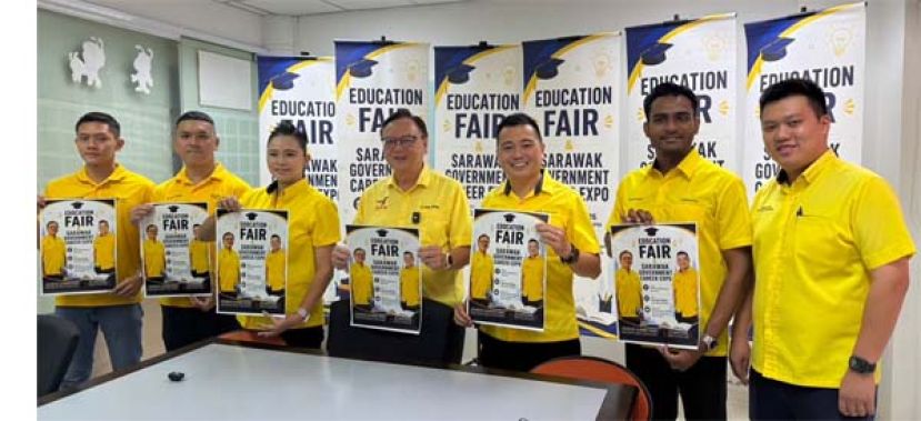 峇都吉当区议员暨砂人联党峇都吉当支部主席罗克强（中）呼吁学生、家长及青年踊跃参与，把握这项难得而宝贵的机会。左起为该支部青年团委员吴宇观、陈佳颖及&ldquo;教育展暨砂拉越政府职业博览会&rdquo;筹委会主席张风云；右起为该支部青年团秘书符祥釗 、青年团副宣教秘书Gordon及青年团团长庄育华