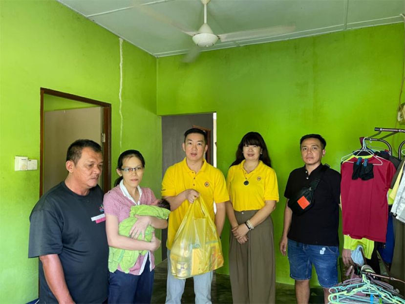 拜访一户因工伤无法工作面对生活困难的家庭，右起为新党员 艾德里安&middot;罗西，县议员温纡燕，石隆门人联党支部主席张毓伦与屋主。