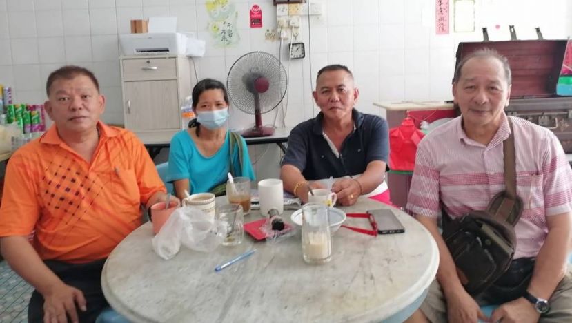 甲必丹林传政（右2）等人为丈夫不幸病逝的张太提供申请社险终身抚恤金索赔咨询，右是孙守生；左是陈中兴。