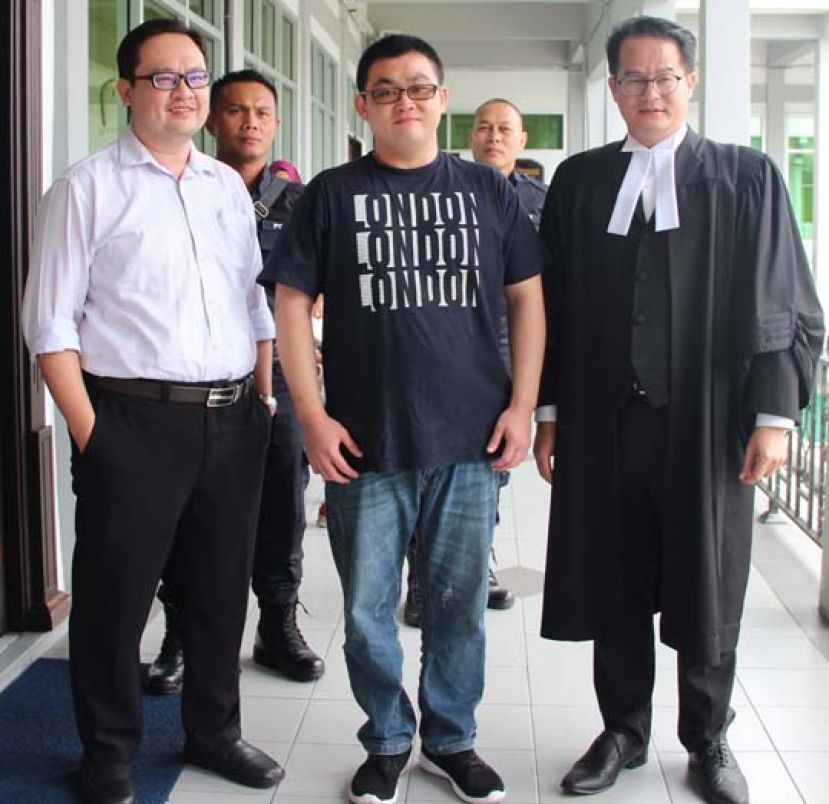 获判无罪释放的包姓华青（中）与叶海量律师（右）合影。左为律师刘礼宾。