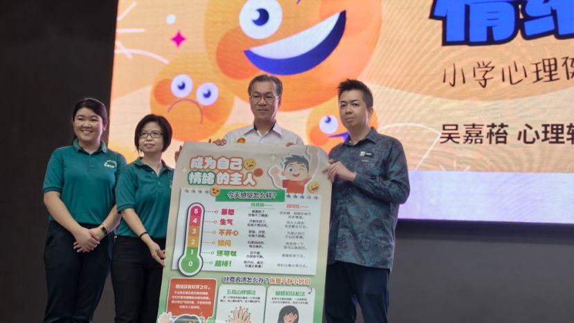 ：菩提辅导中心移交心理健康醒觉海报给四里半中公。左起为菩提辅导中心注册辅导员吴嘉?、理事代表黄思琪、圣淘沙区议员叶耀星、四里半中公校长张钦华。