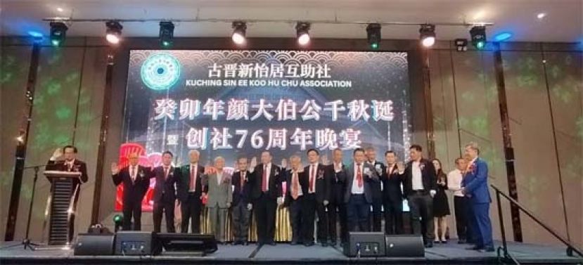 在砂副总理拿督斯里沈桂贤（右一）的见证下，新届理事宣誓就职时摄。