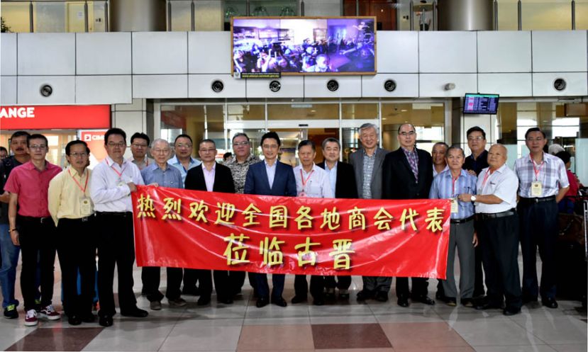 古晋中华总商会会长拿督陈日枝（前排右七）与理事们热烈欢迎马来西亚中华总商会总会长丹斯里戴良业（前排右八）莅临古晋时合照留念，前排右四与右五为马来西亚中华总商会总会第二副秘书拿督吴逸平硕士及执行顾问拿督卢成全。
