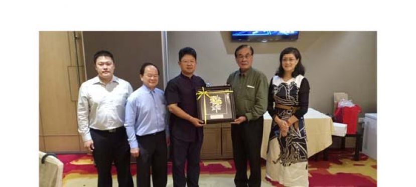 教总主席王超群（右二）代表赠送纪念品予白天大使（中）。左起留华同学会会长莫泽林、董总主席陈大锦，右一刘东源参赞。
