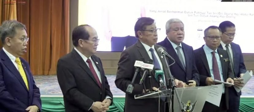 砂总理拿督巴丁宜丹斯里阿邦佐哈里（左三）在宣布&ldquo;我亲爱的砂拉越特别援助配套9.0&rdquo;时摄.。