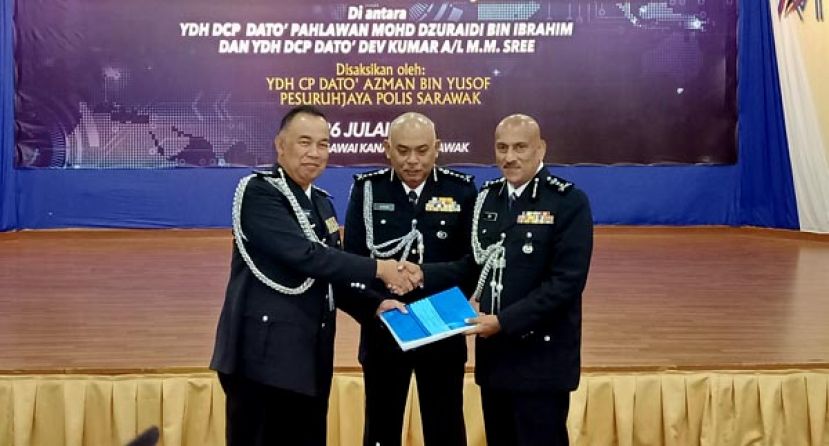 砂副警察总监拿督迪朱乃迪（左）在砂警察总监阿兹曼见证下（中）移交职权给予新一任副警察总监拿督德威古玛（右）。