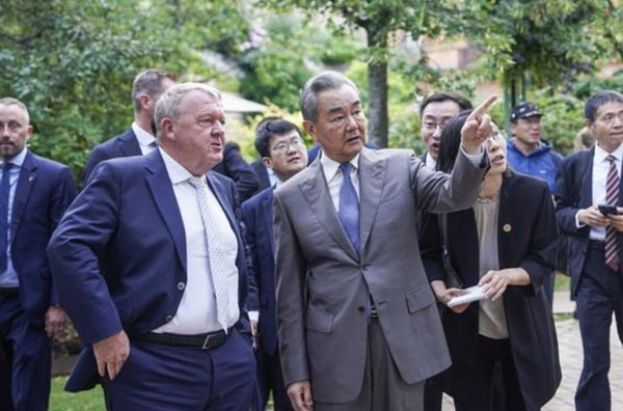 中国外长王毅与丹麦外交大臣拉斯穆森。