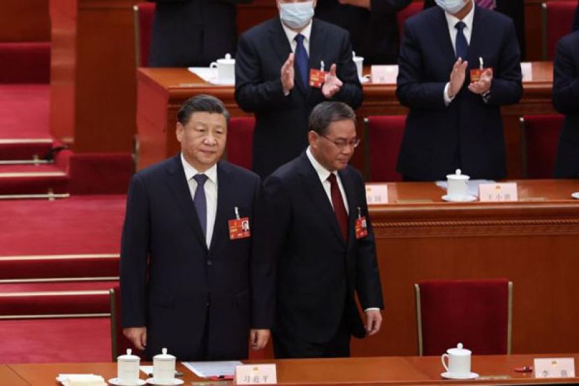 习近平提名李强（右）出任中国国务院总理，人大会议星期六投票通过。