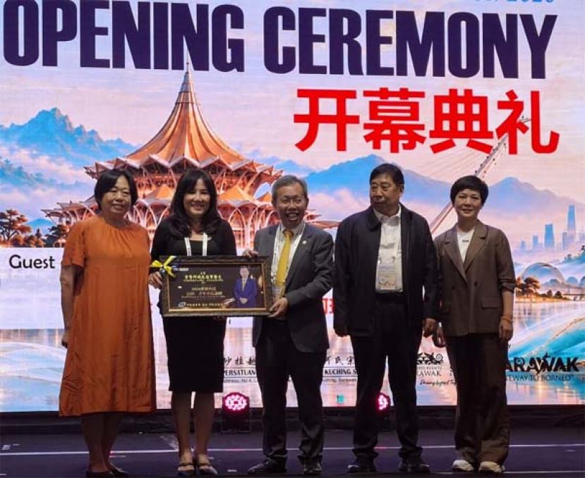 右起：在世界何氏总会妇女部副部长何雨芳和世界何氏总会常务理事执行会长何福舟以及砂拉越商务活动组织董事拿督魏永英（左）的陪同下，砂拉越古晋（庐江）何氏宗亲会主席何姿霖（左二）赠送纪念品予主宾拿督阿玛沈桂贤时影。