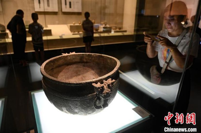 人们在安徽博物院参观&ldquo;吴王光鉴&rdquo;。