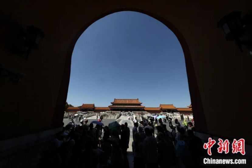 游客在北京故宫博物院参观。