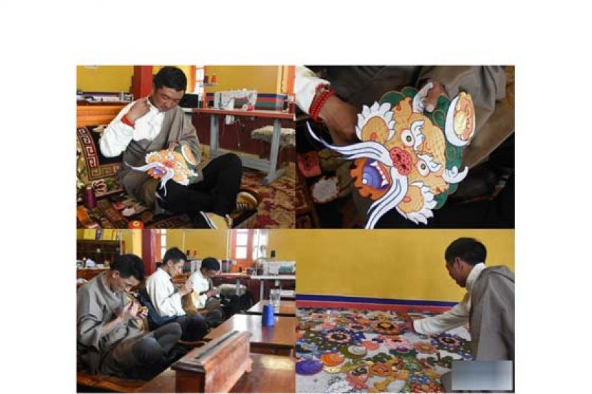 西藏唐卡之都画院索朗罗拉等技师正在缝制堆绣唐卡。