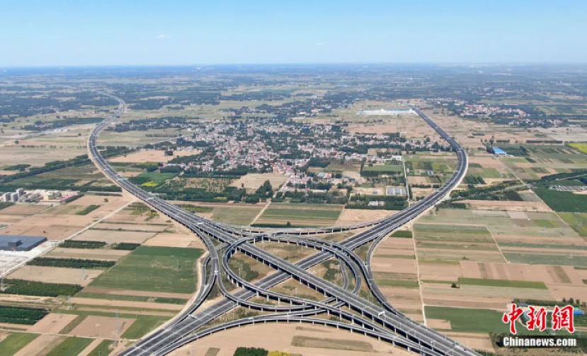 航拍京雄高速河北段与荣乌高速新线交会的泗庄枢纽互通。