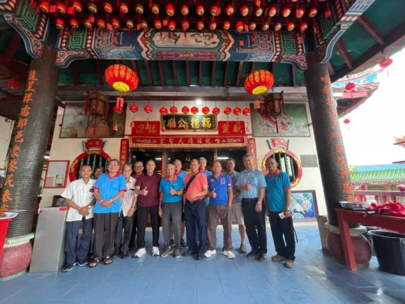  世界大伯公节主席团一行四人参访吻龙福德天圣宫后与该宫众可理事合影。前排右一起为该宫文书杨六亿、柯建益、叶达、蔡绵顺、汪木传及温德华。左一起为黄记松、章庆如及汪木生。