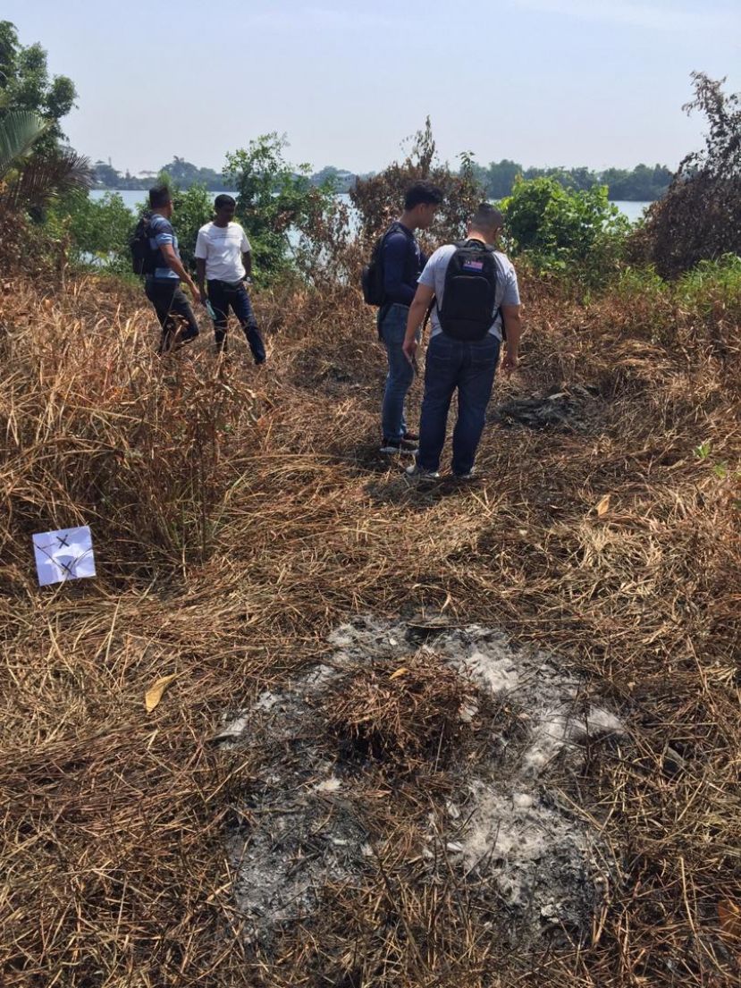 大批警方人员在烧尸现场展开调查。