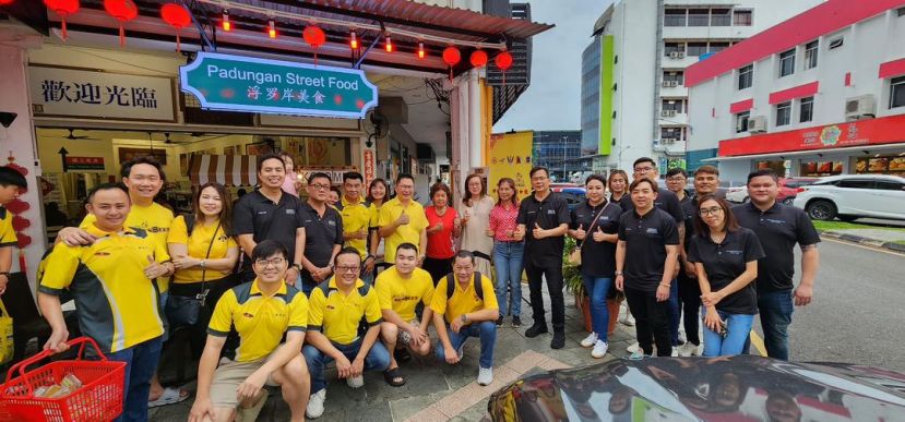 郑志国携同社区领袖办流动服务及派发月饼