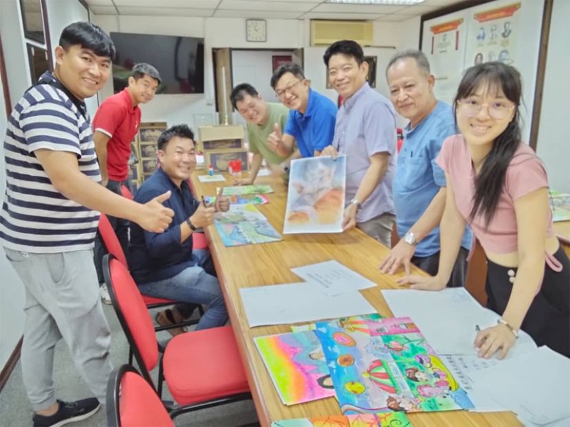 评审团在为2025年马潮联青全国学艺比赛之晋汉连省区比赛美术参赛作品进行评审工作时与古晋潮州公会青年团众理事合影。右一起为古晋潮州公会青年团副文教许婉君、砂拉越资深中国画画家蔡仕宝、砂拉越艺术家协会前任会长吴得瑜和现任会长楊礎源及古晋潮州公会青年团秘书陈永林。左一起是古晋潮州公会青年团副公关洪梓玮、团长郑元漳及公关陈冠中。