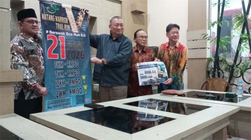 砂拉越童军理事会副会长哈芝佐玛亚（中）移交第五届砂拉越童军生态跑步海报予哈芝赫罗阿迪（左），(右起)第五届砂拉越童军生态跑步筹委活动总监李江勝及马来西亚童军总会砂拉越分会执行秘书扎斯兰阿都拉在旁见证，共同展现双方合作交流的友好成果。