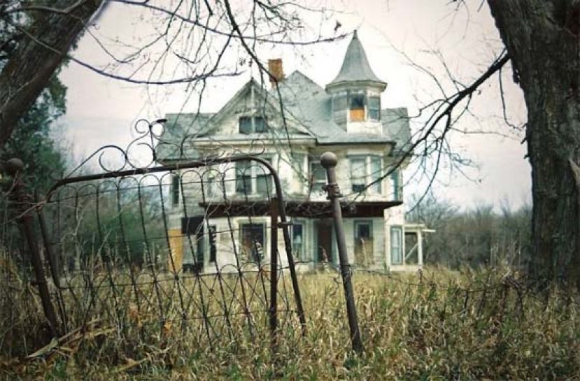 百年老宅地板腐烂坍塌，美8旬妇跌进下方秘井丧命。