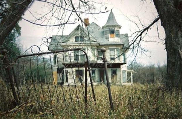 百年老宅地板腐烂坍塌，美8旬妇跌进下方秘井丧命。