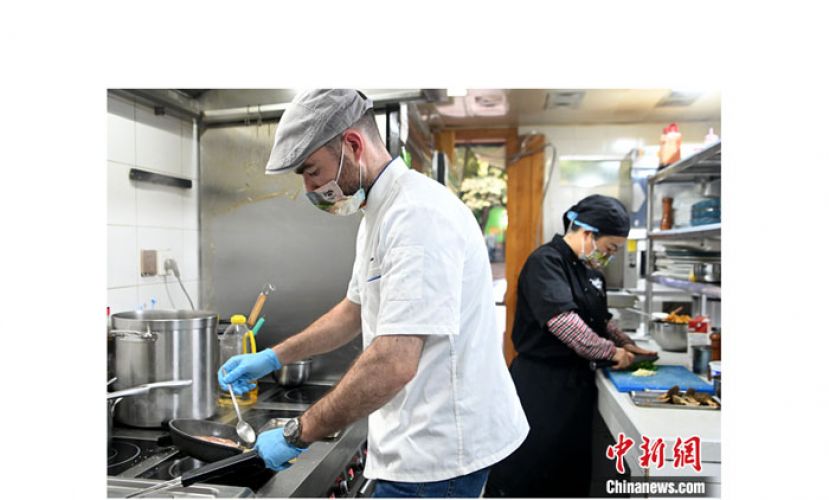 法国厨师文森特在厨房内忙碌。