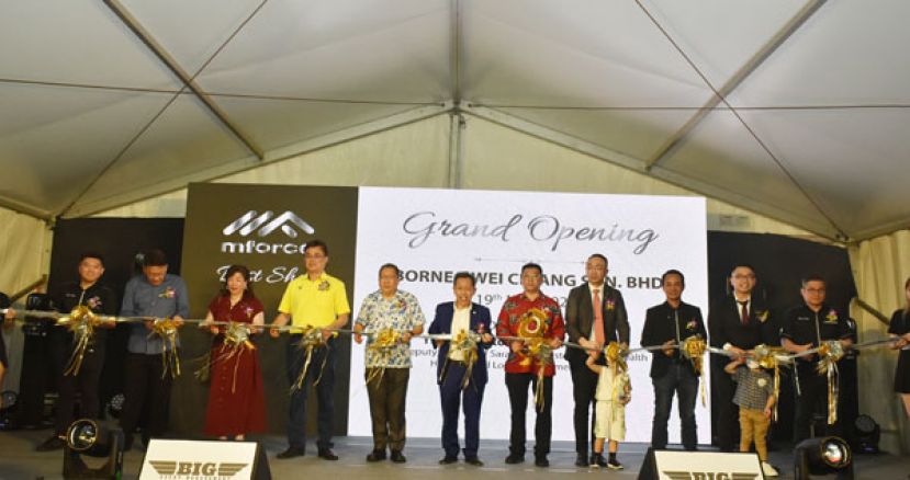 左起Mfore Bike控股有限公司销售经理林俊汉、嘉宾郑文芳丶Borneo Wei Chiang有限公司董事经理沈映春、巴达旺市议会主席陈开、古晋南市市长拿督黄鸿圣、砂副总理沈桂贤、该公司董事经理拿督斯里陈联秋、郑摩多有限公司董事兼巴达旺市议员郑国栋、该公司首席营运管阿斯里、Borneo Wei Chiang有限公司董事经理郑国昌、Mfore Bike控股有限公司副总经理李再福进行联合剪彩。