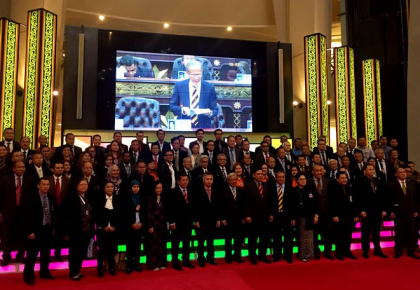  砂基本设施发展部长丹斯里拿督阿玛詹玛欣副首长（左八）在颁发乡区小型发展拨款予受惠单位后一同合影。