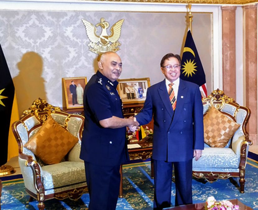 砂拉越警察总监拿督阿兹曼（左）礼貌拜会砂拉越首席部长拿督巴丁宜阿邦佐哈里（右）进行道别，他将今年12月出任全国总警长秘书处（研究及发展）主任。