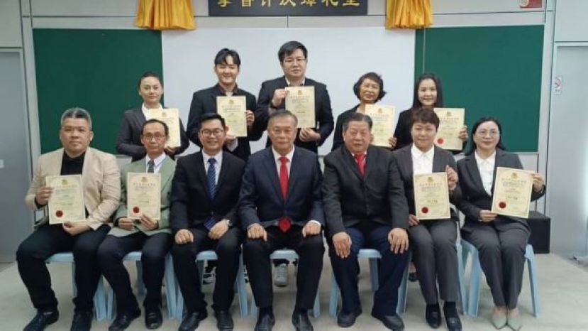 亚洲中医技职学院院长江宗兴（右3起）、名誉院长许为隆、副院长江邦忠与美里第一届针灸专科班毕业生合影。